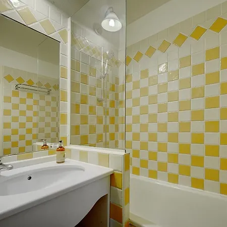 Upstays - 2 Rooms - Renovated - Pool - A C *